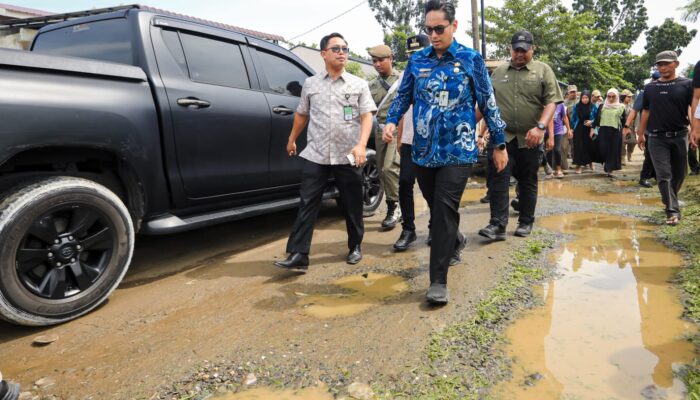 Dihampiri Warga Ketika Meninjau Jalan Rusak Di Tuntungan, Rico Waas: Akan Segera Diperbaiki Jalan Dan Lampu Penerangan