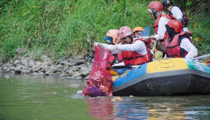 Gelar Aksi Zero Waste Warriors, PLN UID Sumut Bersihkan Sampah Sungai Deli