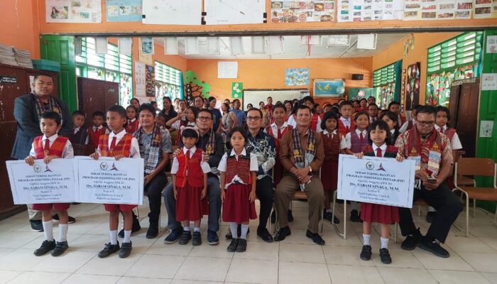Sabam Sinaga Serahkan Bantuan PIP 176 Siswa SDN 5 Balige
