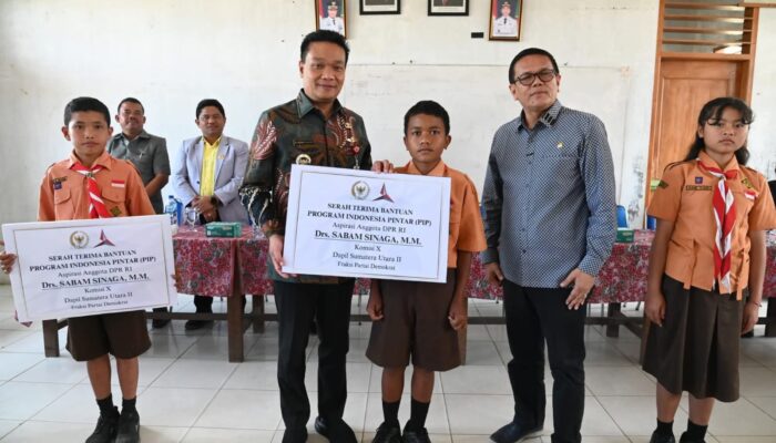 Anggota DPR RI Sabam Sinaga Serahkan PIP Di Humbahas