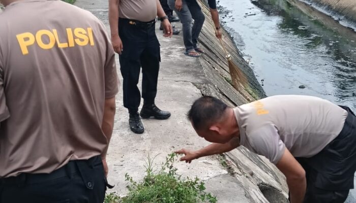 Peringati HUT Ke-79 Bhayangkara, Polsek P. Brandan Bersihkan Kanal 