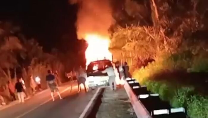 Mobil L.300 Bawa Botot Terbakar
