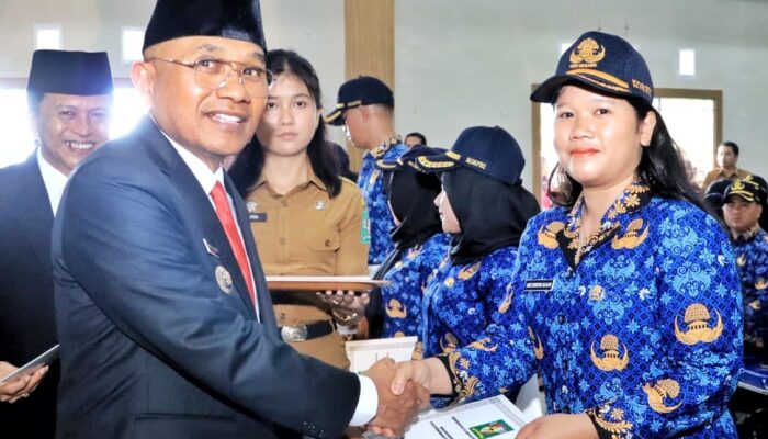 Bupati Simalungun Serahkan SK Dan Lantik 1.068 PPPK, Ini Harapannya