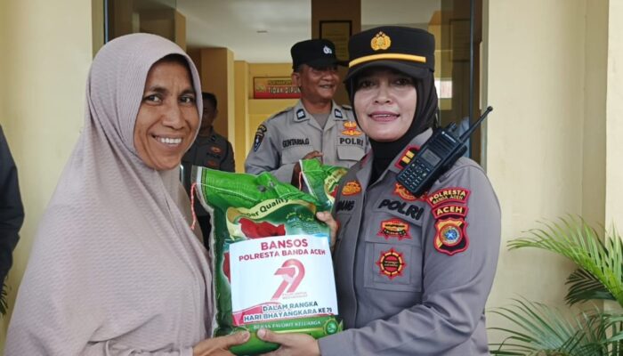 Polsek Baiturrahman Bagikan 50 Paket Bansos HUT Ke-79 Bhayangkara
