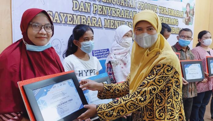 Kisah Nina Nola Boangmanalu; Dari Guru Bahasa Inggris Hingga Penulis Cerita Anak Dwibahasa