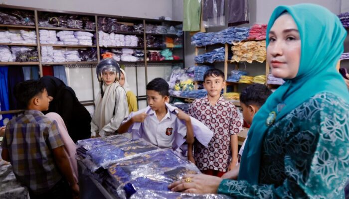Senyum Siswa SD Saat Diajak Marlina Belanja Seragam Baru