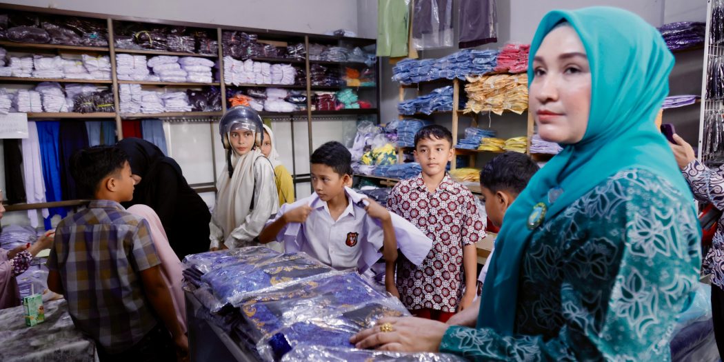 Senyum Siswa SD Saat Diajak Marlina Belanja Seragam Baru