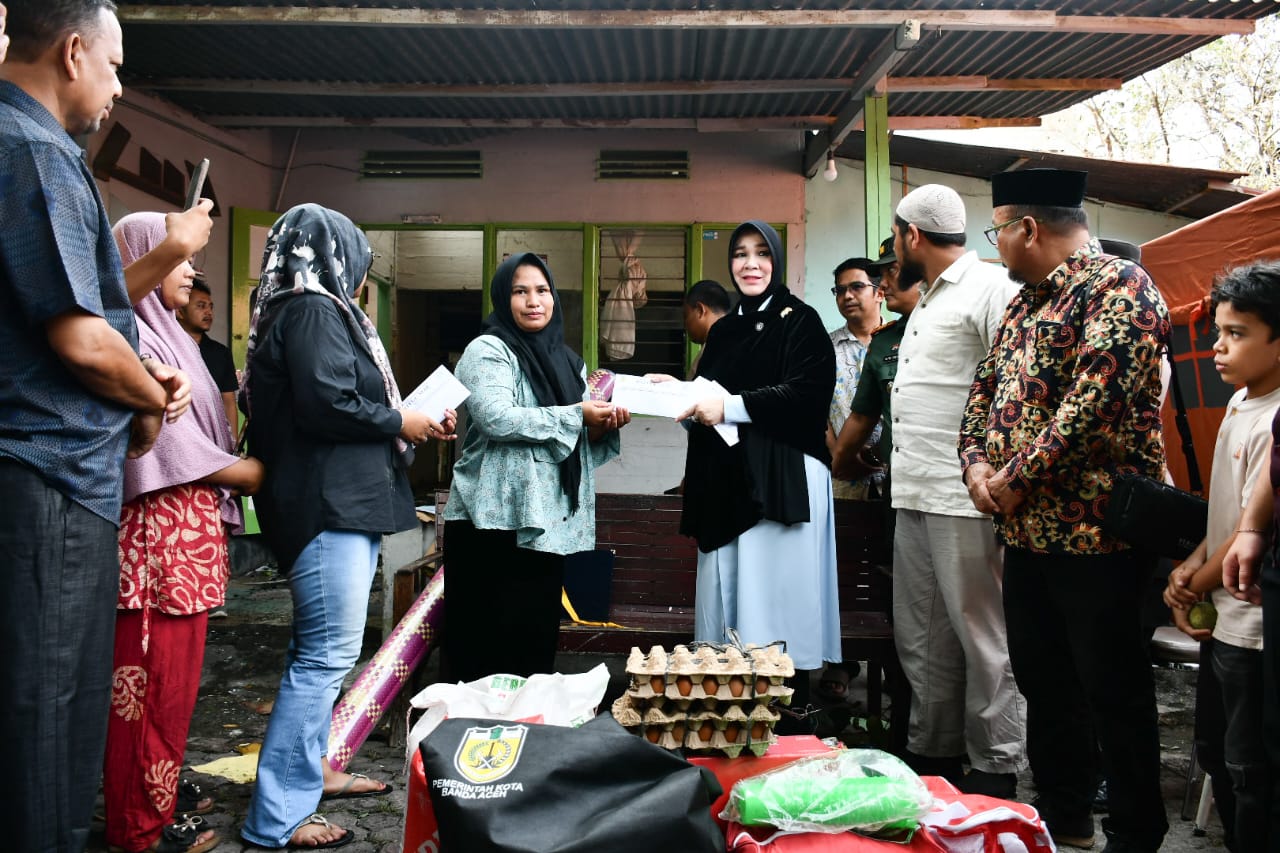 Wali Kota Banda Aceh Salurkan Bantuan Korban Kebakaran Ateuk Pahlawan