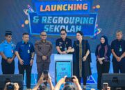 Rico Waas Serahkan IIjazah Program Tebus Ijazah dan Launching Regrouping Sekolah