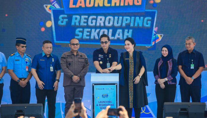 Rico Waas Serahkan IIjazah Program Tebus Ijazah dan Launching Regrouping Sekolah