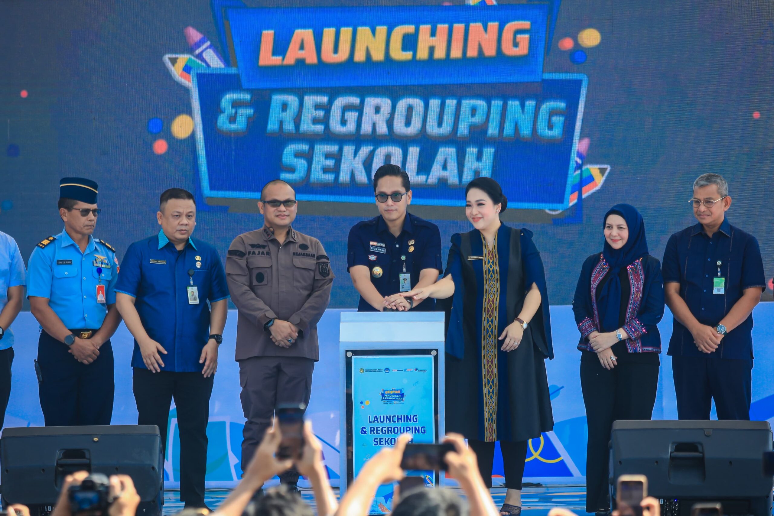 Rico Waas Serahkan IIjazah Program Tebus Ijazah dan Launching Regrouping Sekolah