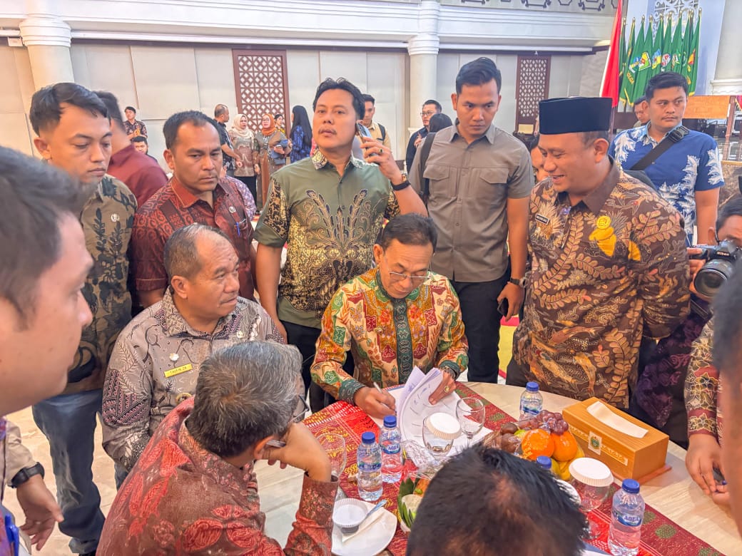 Komit Sukseskan MBG, Bupati Tapsel Dan Kepala BGN Teken MoU