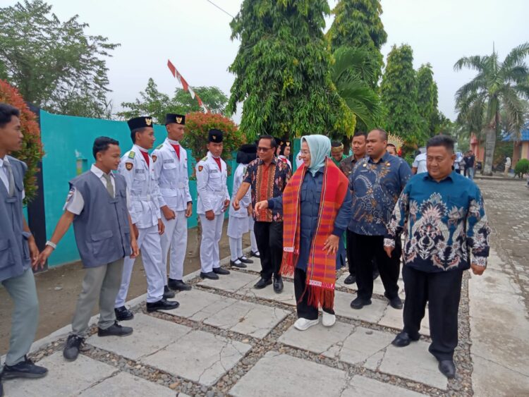 Hj. Anita Lubis Sosialisasikan Ideologi Pancasila Dan Wawasan Kebangsaan Di SMKN 1 Pantai Labu