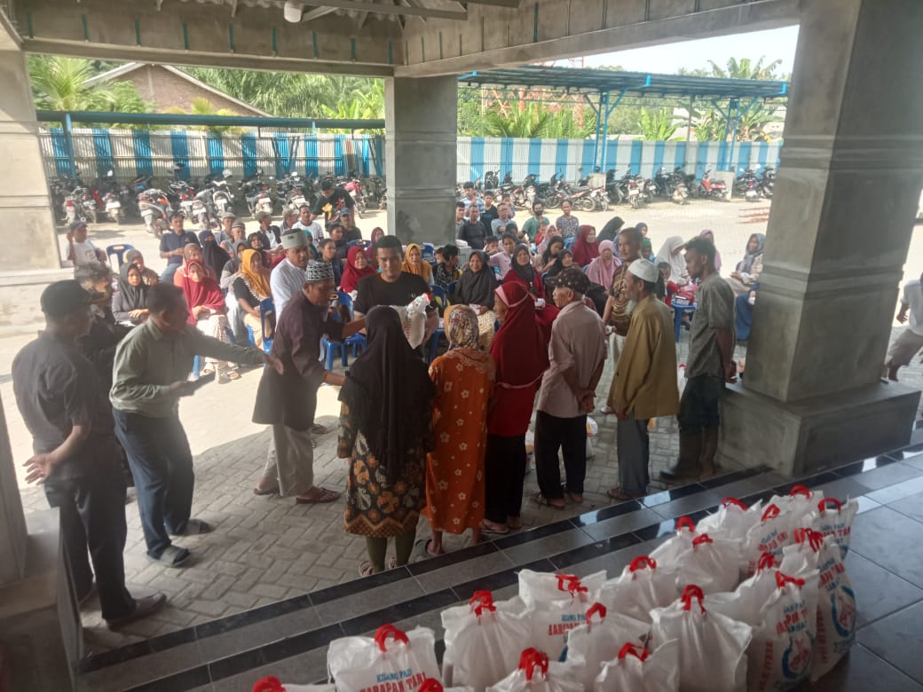 PT KPU Salurkan 60 Paket Sembako Untuk Warga Halaban