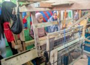 Universitas Samudra Kenalkan Tenun Limbah Lidi Sawit Gunakan ATBM Ke Remaja Paya Bedi