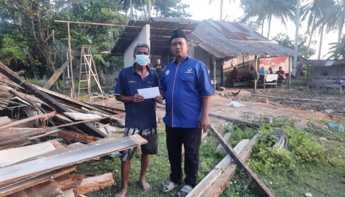 Ricky Anthony Berikan Bantuan Rehabilitasi Rumah Korban Angin Puting Beliung