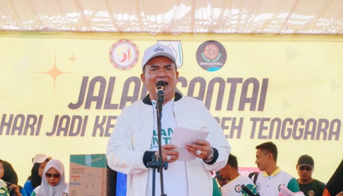 Silva Ramania Dan Siti Riana Raih Hadiah Utama Sepeda Motor Di Jalan Santai HUT Agara
