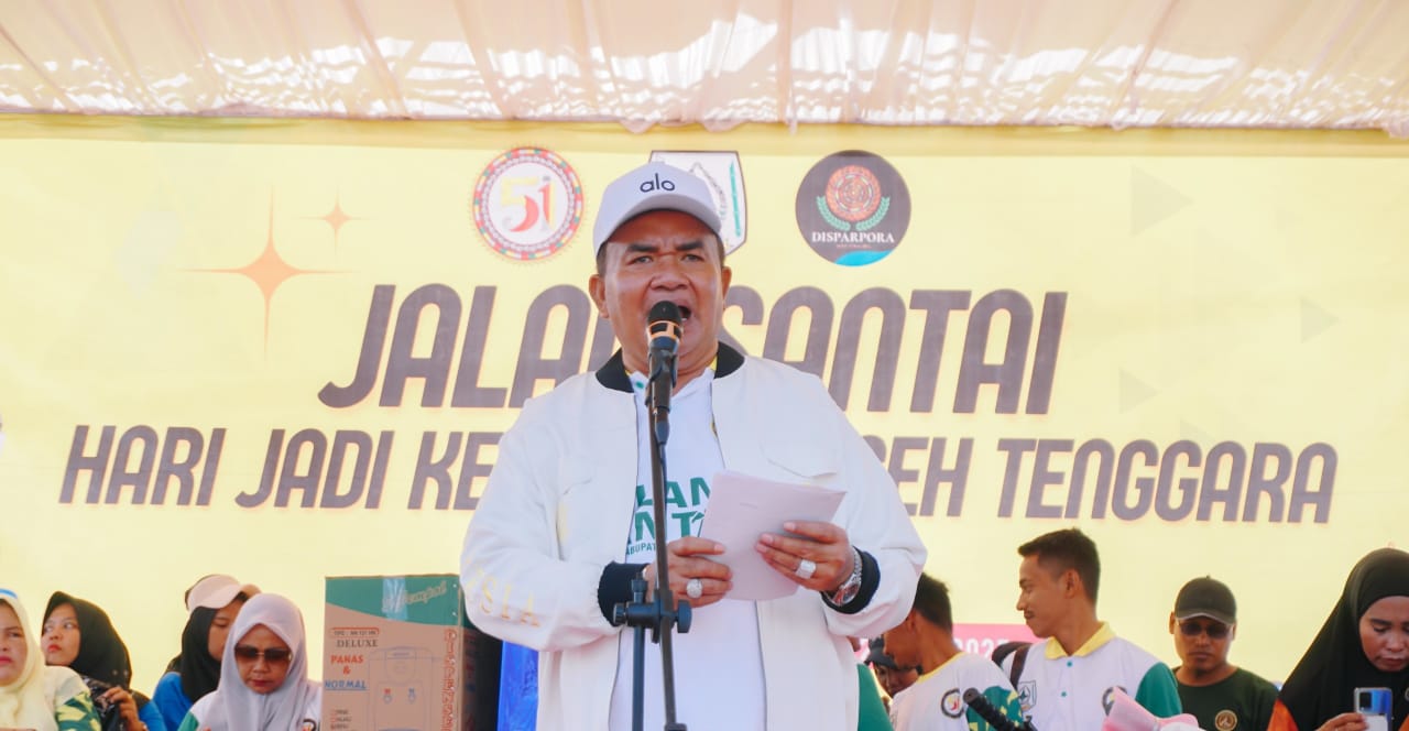 Silva Ramania Dan Siti Riana Raih Hadiah Utama Sepeda Motor Di Jalan Santai HUT Agara