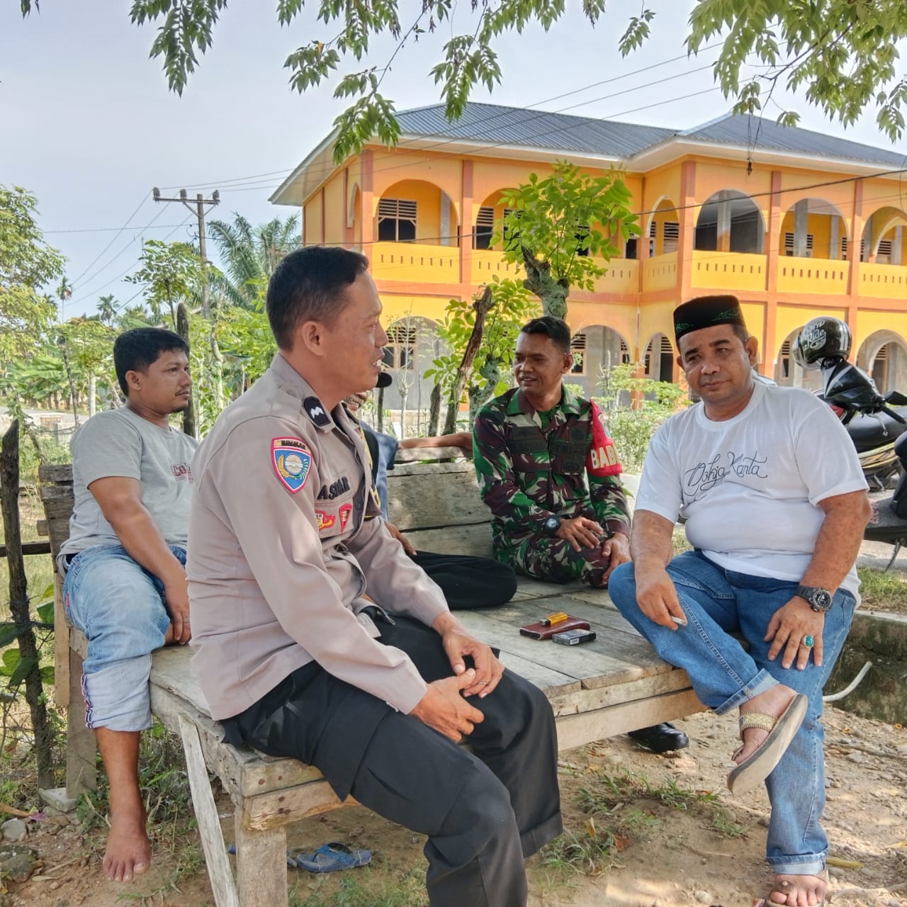 Babinsa Jalin Keakraban Dengan Warga Kampung Binaan