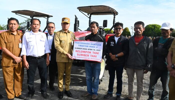 Bupati Humbahas Serahkan Traktor Poktan