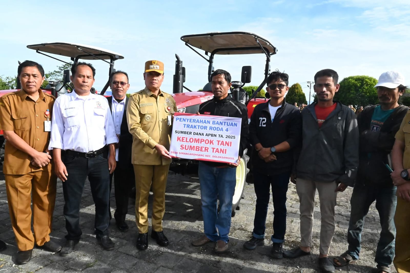 Bupati Humbahas Serahkan Traktor Poktan
