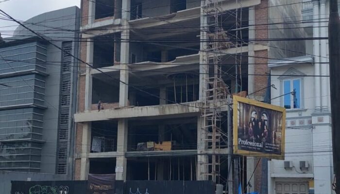 Langgar Garis Sempadan, Bangunan 4 Lantai, 1 Basement Tak Kunjung Dibongkar
