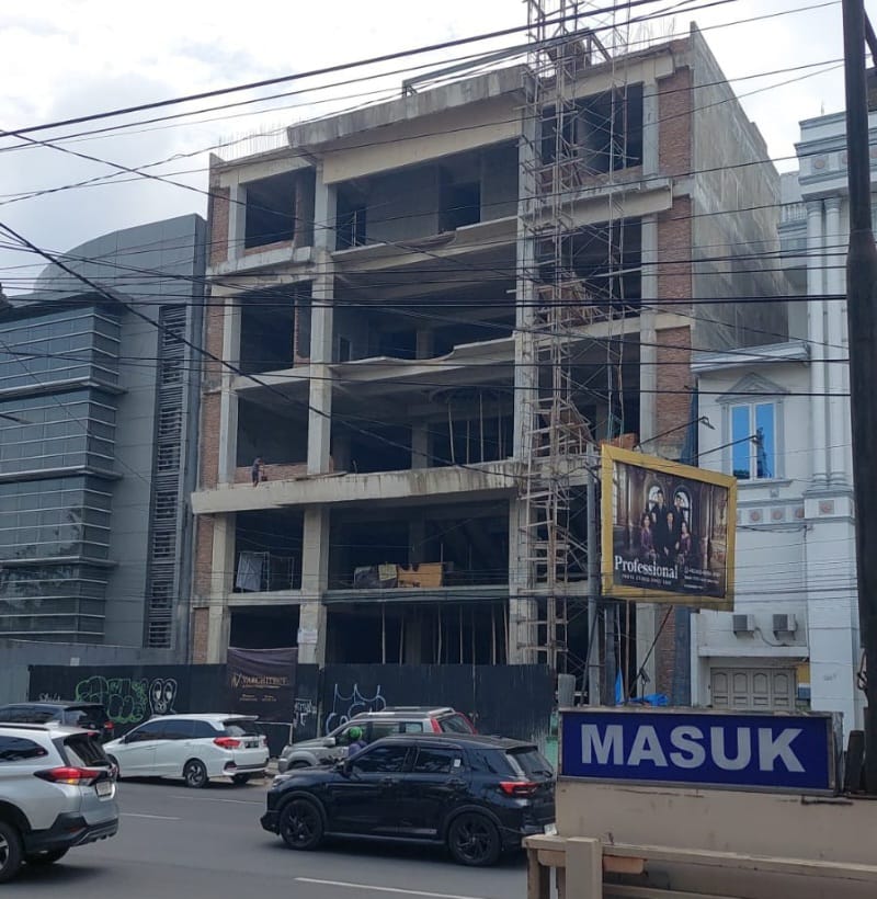 Langgar Garis Sempadan, Bangunan 4 Lantai, 1 Basement Tak Kunjung Dibongkar