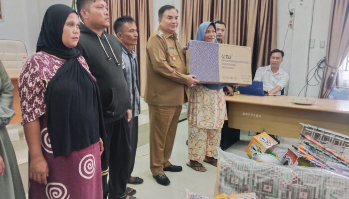 Bupati Salim Fakhry Serahkan Bantuan Bagi Keluarga Kurang Mampu Di Aceh Tenggara
