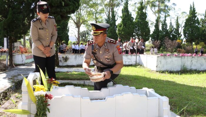 Polres Dairi Ziarah Dan Tabur Bunga Di TMP Panji Sibura Bura, Peringati HUT Ke-79 Bhayangkara