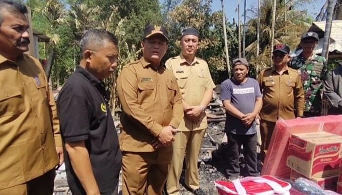 Dua Rumah Warga Terbakar, Bupati Aceh Utara Serahkan Bantuan