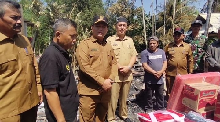 Dua Rumah Warga Terbakar, Bupati Aceh Utara Serahkan Bantuan
