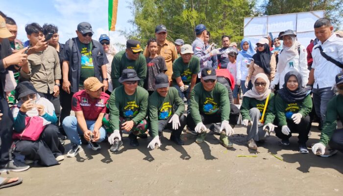 Aksi Bersih-bersih Sampah Plastik Di Pulau Rukui