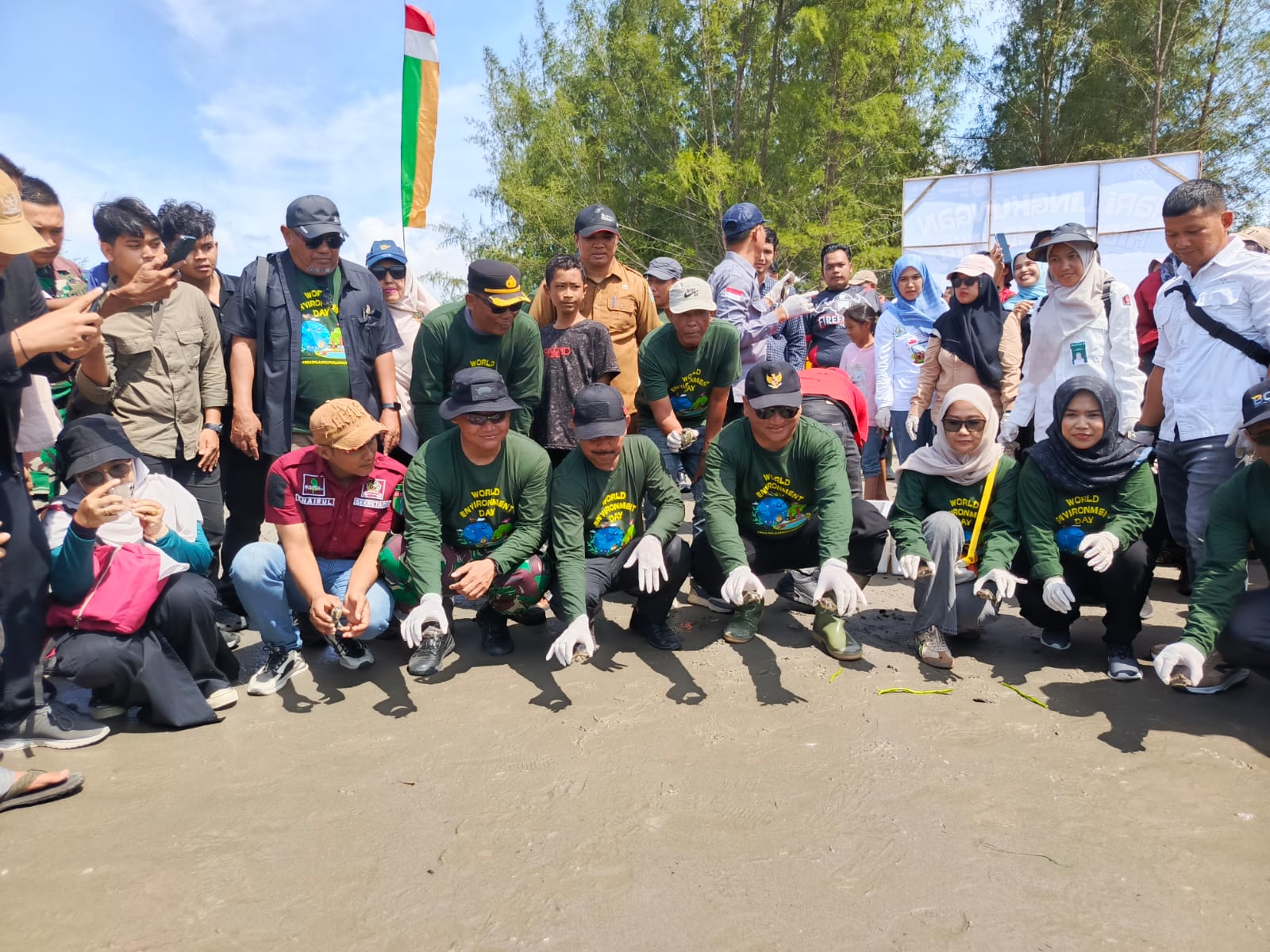 Aksi Bersih-bersih Sampah Plastik Di Pulau Rukui