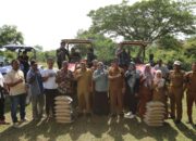 Wali Kota Lhokseumawe Serahkan Traktor Dan Benih Padi Dukung Swasembada Pangan