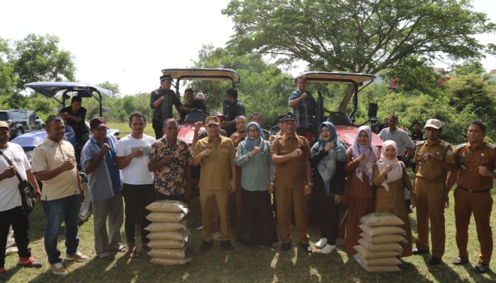 Wali Kota Lhokseumawe Serahkan Traktor Dan Benih Padi Dukung Swasembada Pangan