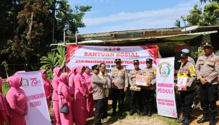 Kapolres Sabang Pimpin Penyerahan Bansos Hari Bhayangkara Ke-79 Polsek Sukakarya