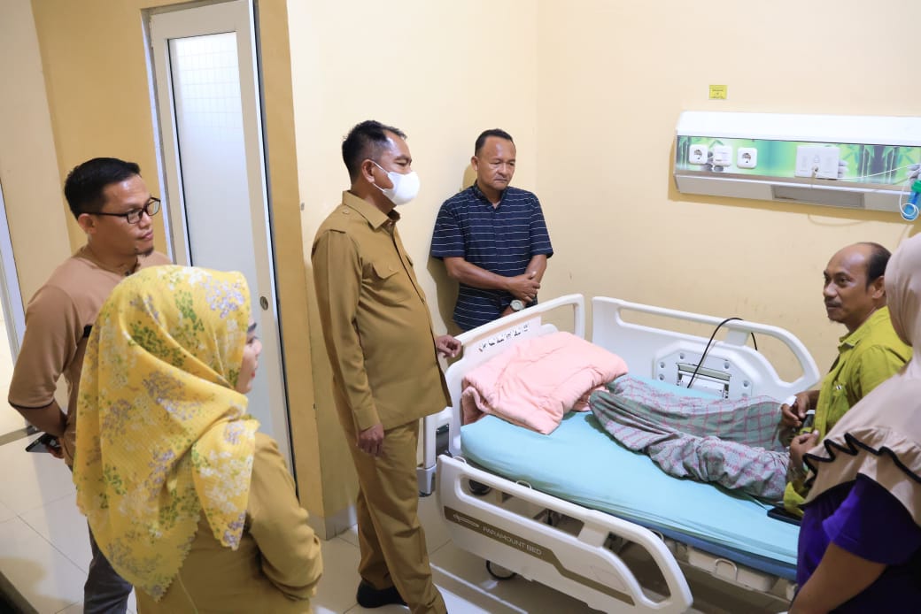 Didampingi Ketua Forwakum Dan PWI Sergai, Darma Wijaya Jenguk Wartawan Sakit