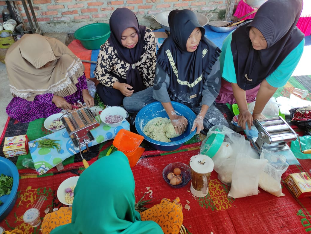 Universitas Samudra Tingkatkan Nilai Tambah Produk Makanan Olahan Ikan Lele Di Pokhlasar Makmur Sejahtera