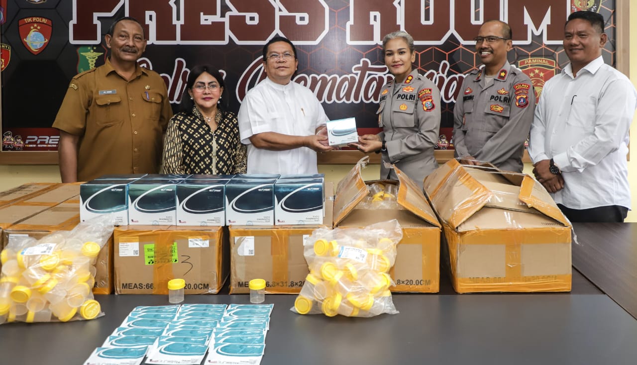 Wali Kota Bersama Ketua TP PKK Serahkan Bantuan Alat Tes Urine Ke Kapolres