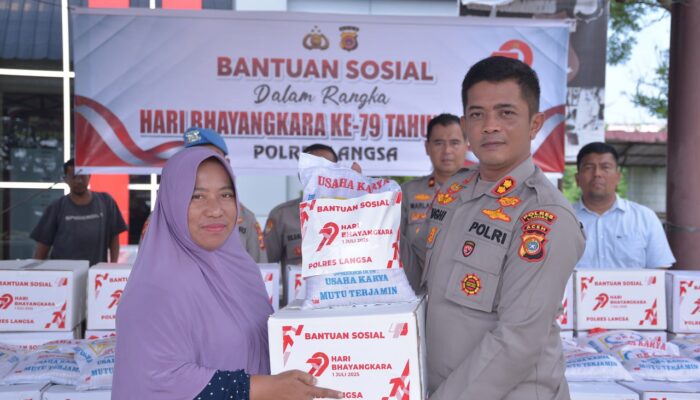 Sambut HUT Bhayangkara, Polres Langsa Salurkan 200 Paket Sembako