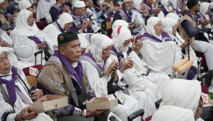 Ketua PPIH Bersama Bupati Batubara Sambut Kedatangan Jamaah Haji Kloter 12
