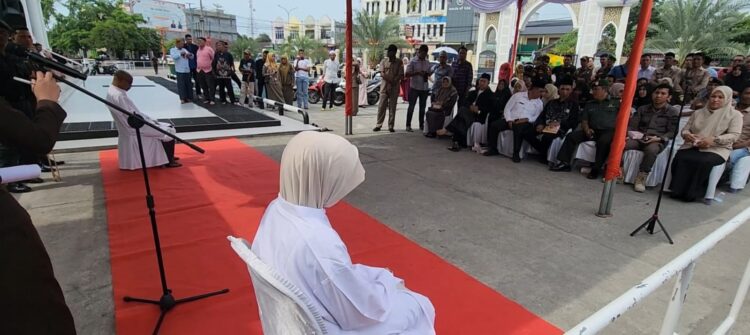 Pasangan Pelanggar Syariat Islam Dicambuk Di Bireuen