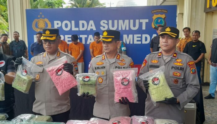 Polrestabes Medan Sita 20 Kg Sabu Dan 50 ribu Inex Dari 3 Kurir Jaringan Internasional Di Jl. Sei Deli