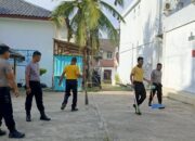 Polsek Krueng Barona Jaya Bersihkan Masjid, Tumbuhkan Semangat Kebersamaan