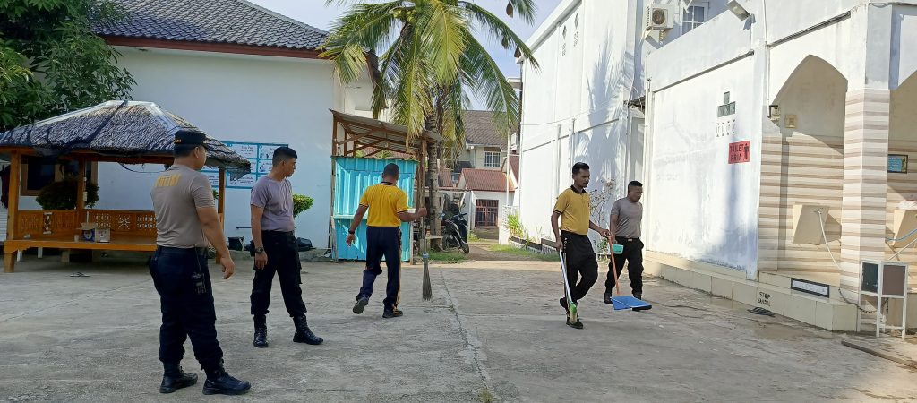 Polsek Krueng Barona Jaya Bersihkan Masjid, Tumbuhkan Semangat Kebersamaan