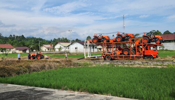 Lima Traktor 4WD Tiba Di Abdya, Dukung Ketahanan Pangan Nasional
