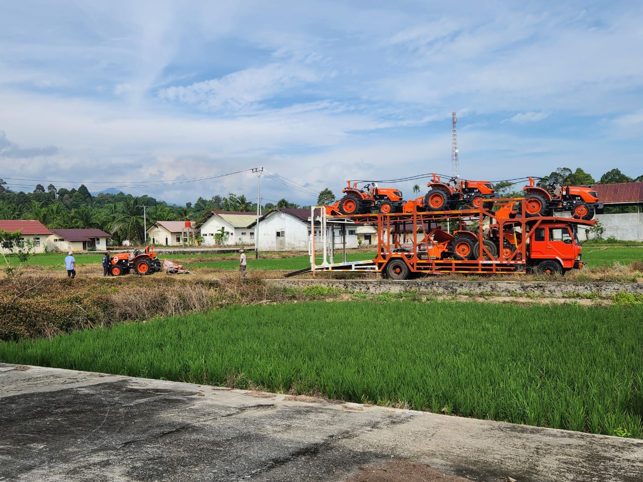 Lima Traktor 4WD Tiba Di Abdya, Dukung Ketahanan Pangan Nasional