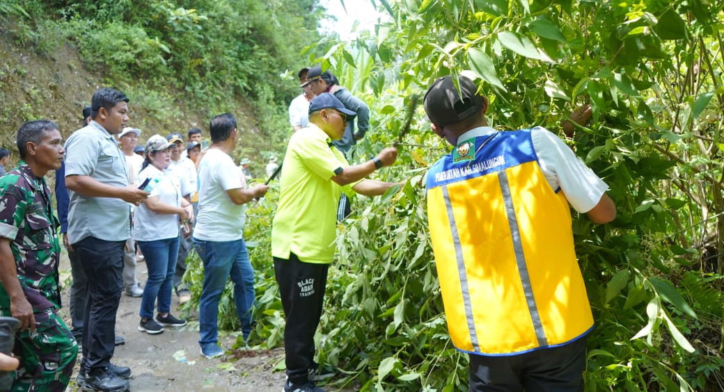 Bupati Simalungun Dan Wabup Bersihkan Jalan Lintas Raya – Silou Kahean