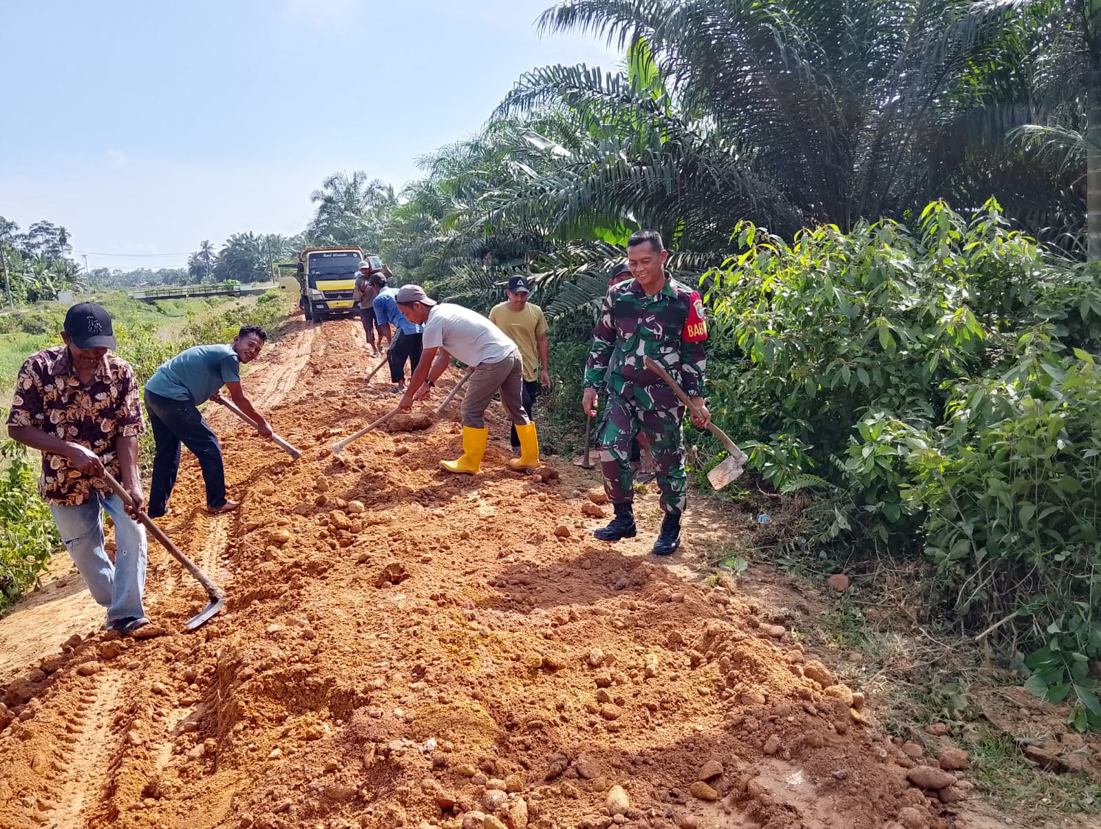Babinsa Dan Warga Pandan Sari Gotong Royong Perbaiki Jalan Usaha Tani