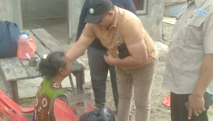 Anggota DPRD Deliserdang Dahnil Ginting Bantu Korban Puting Beliung Di Sidodadi